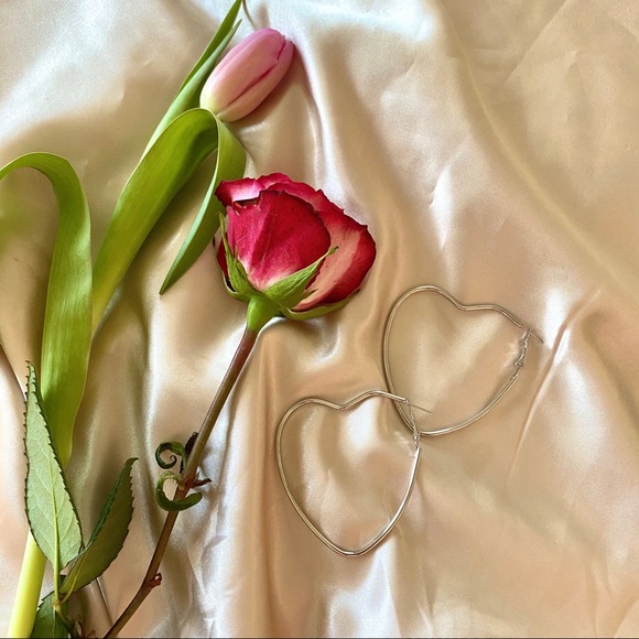 Heart Hoops Hoop Earrings Minimalist - Picture 5 of 13